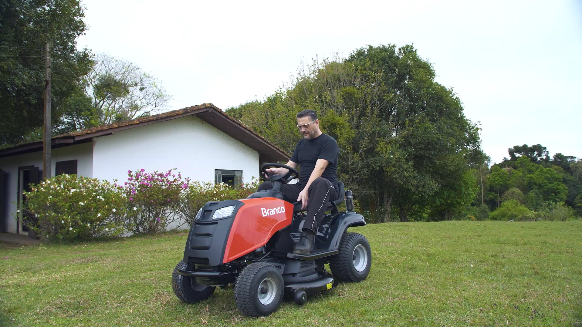 Trator Cortador Grama Gasolina 4t 540cc 19hp Bt1942 Branco - R$ 27.999